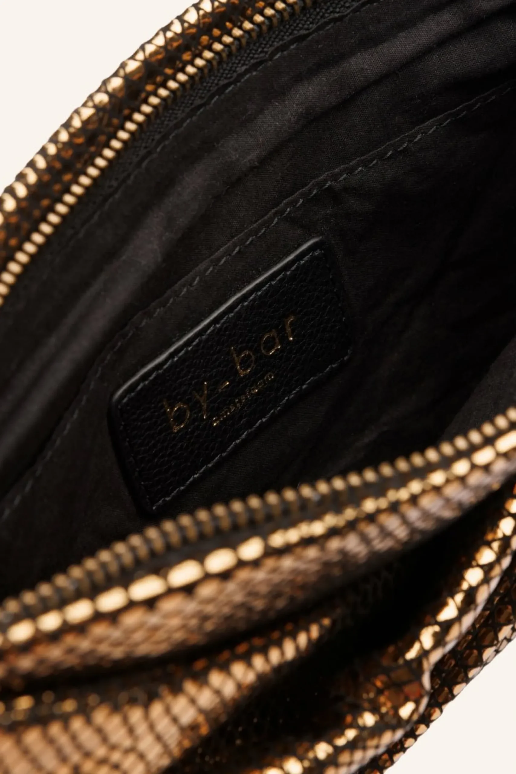 By bar Tassen<En Clutch